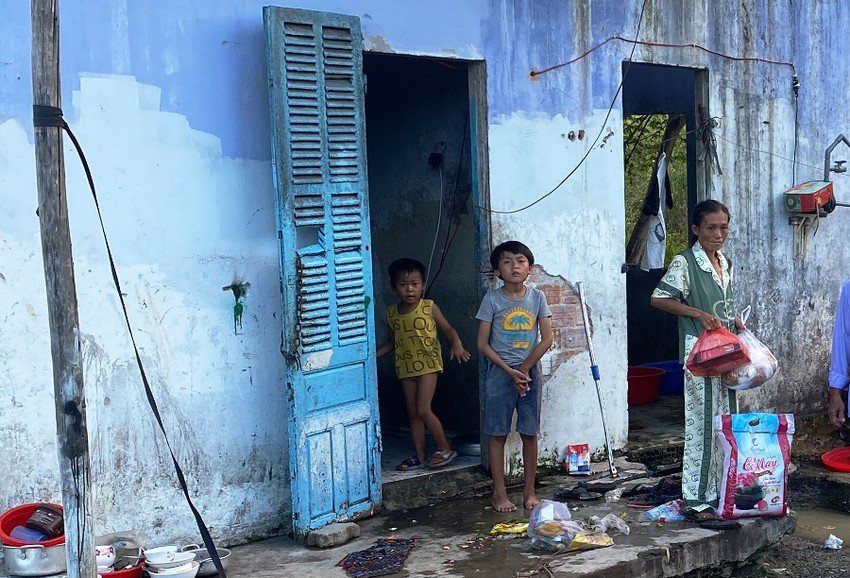 Chị Bình có giấy khai sinh là một bước quan trọng để làm giấy khai sinh cho hai con. Ảnh: HẢI HIẾU