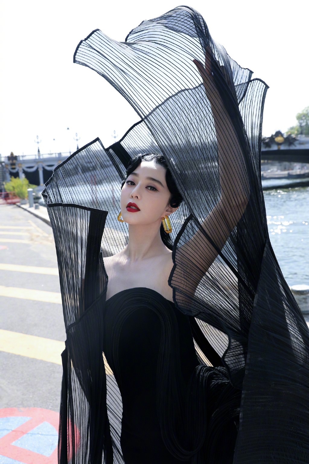 Phạm Băng Băng hiện là gương mặt châu Á được nhiều thương hiệu quốc tế mời dự show thời trang.