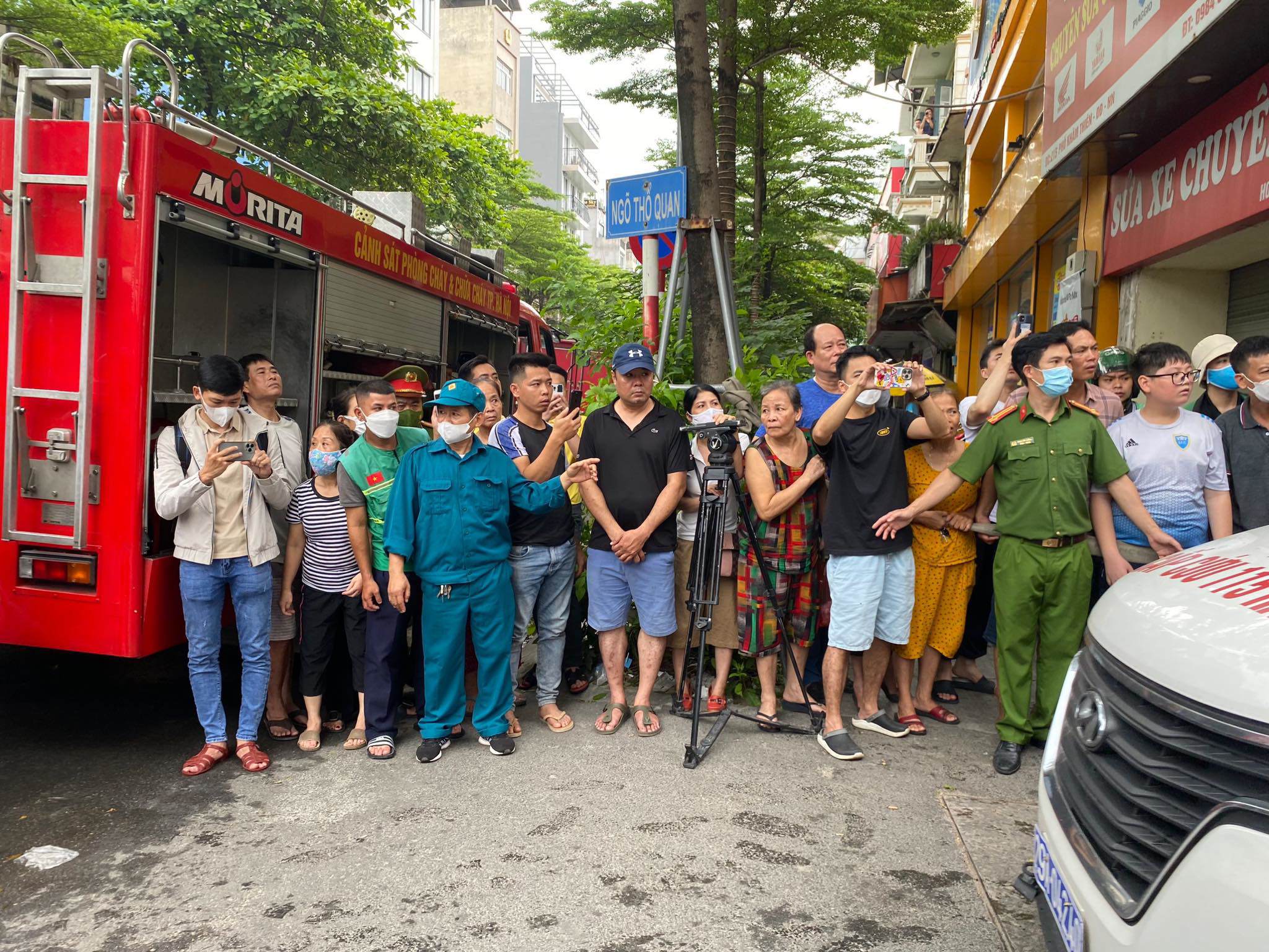 Rất đông người dân theo dõi vụ cháy.