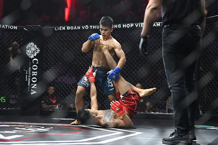 Đỉnh cao MMA Việt Nam: Trần Ngọc Lượng đánh bại học trò Johnny Trí Nguyễn - 1