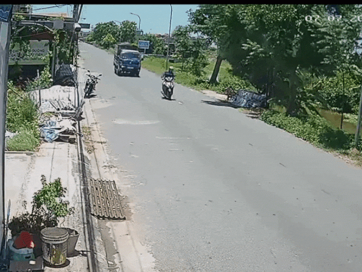Clip: Đang đi dừng lại, lái xe máy bị xe tải tông ngã lăn ra đường - 1