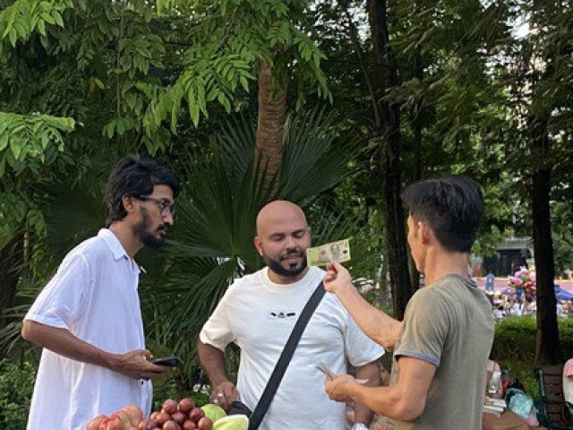 Tin tức trong ngày - Du khách ngã ngửa, bức xúc vì bị 'ung thư ví' khi đi bộ ở Hồ Gươm