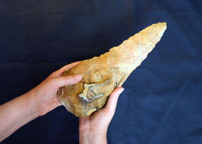 Chiếc rìu đá lửa khổng lồ, cổ vật gây chú ý nhất trong kho báu 800 món đồ tạo tác 300.000 năm - Ảnh: ARCHAEOLOGY