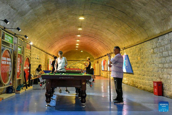 Bên trong một hầm trú ẩn được chuyển đổi thành nơi tránh nóng ở TP Tế Nam, tỉnh Sơn Đông - Trung Quốc Ảnh: TÂN HOA XÃ