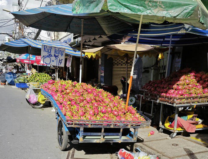 Thanh long lại dội chợ