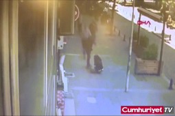 Clip: Người đàn ông bị thanh niên ”tung đòn” hạ gục khi đánh vợ giữa phố