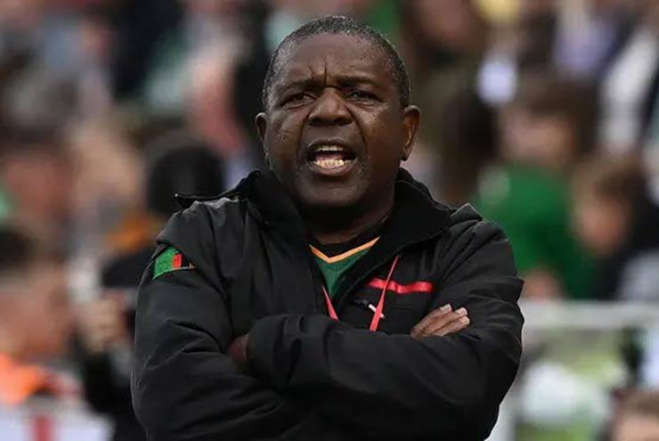 Bruce Mwape, HLV trưởng của Zambia bị tố cáo cưỡng bức cầu thủ của mình
