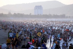 Tin tức trong ngày - Nắng khốc liệt, hàng vạn người chen chân tắm biển Cửa Lò giải nhiệt