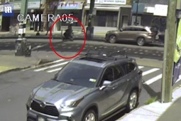 Thế giới - Video: Vừa lái xe 2 bánh vừa rút súng bắn hàng loạt người đi bộ ở New York gây rúng động