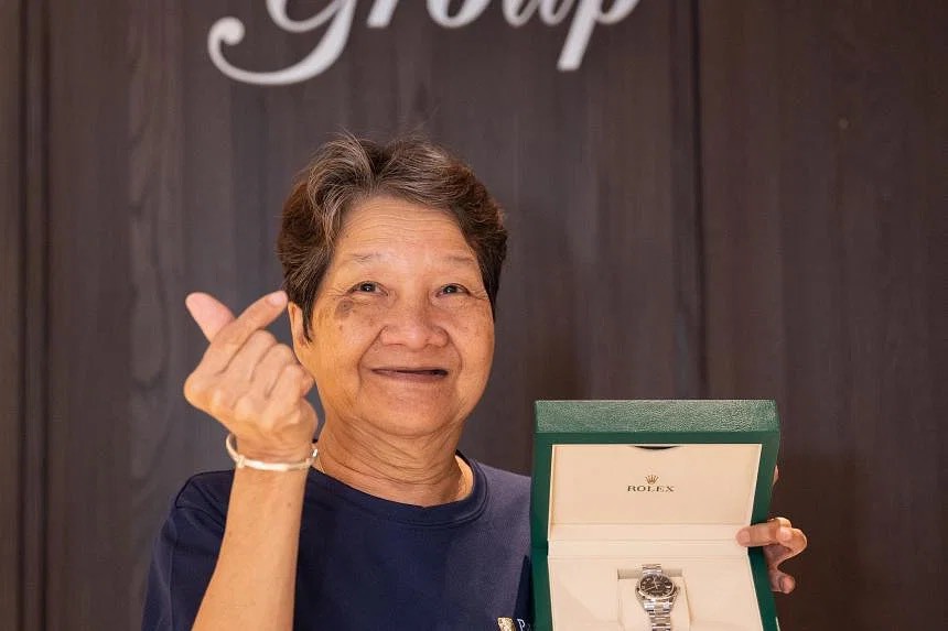 Nhân viên vệ sinh được công ty thưởng đồng hồ Rolex vì trung thành - 1
