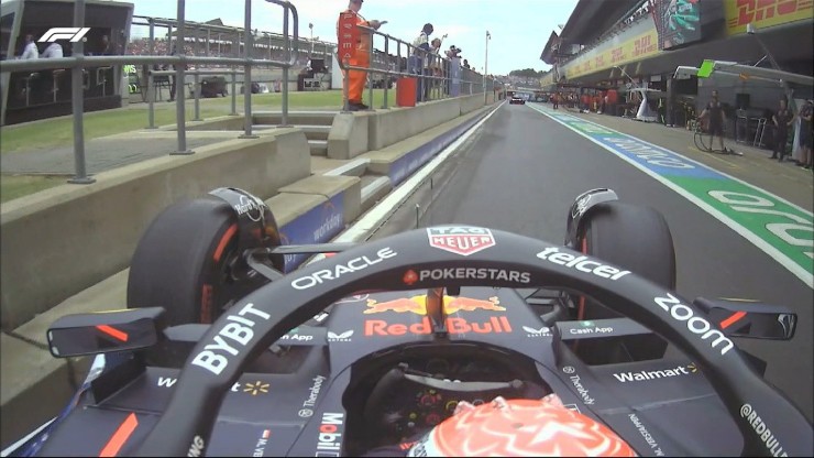  Verstappen gãy cánh gió ở trong pit
