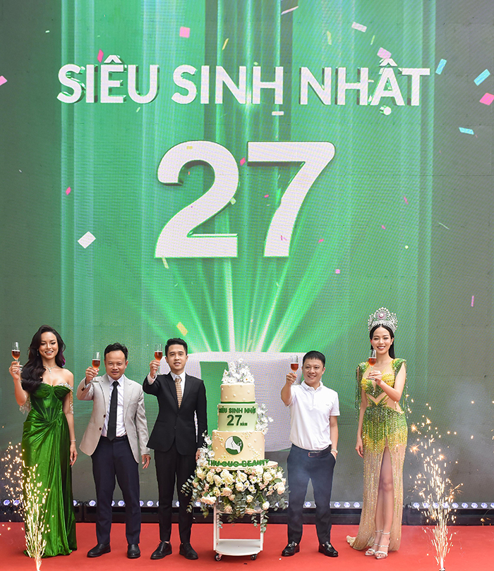 Nghi thức chúc mừng sinh nhật Thu Cúc 27 tuổi diễn ra long trọng