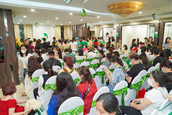 Khách hàng kín đặc tại khu vực tư vấn
