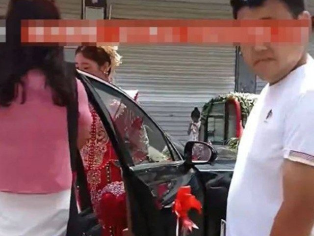 Bạn trẻ - Cuộc sống - Người phụ nữ đem con tới đám cưới chồng cũ đòi tiền cấp dưỡng, sững sờ thái độ của cô dâu chú rể