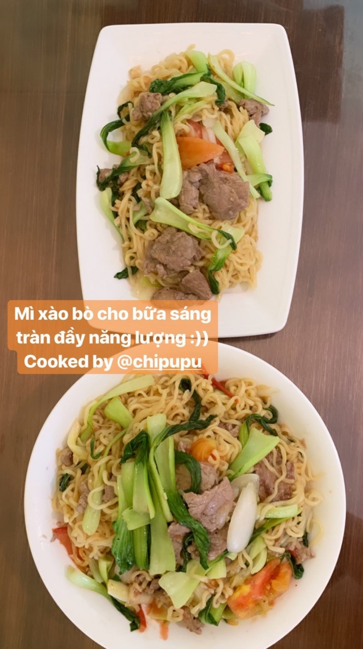 Bữa sáng đóng vai trò rất quan trọng vì là bữa ăn đầu tiên trong ngày. Sau giấc ngủ dài, cơ thể rất cần bổ sung chất dinh dưỡng để sản xuất năng lượng cần thiết. Nếu nhịn ăn sáng sẽ khiến nhanh đói, từ đó có xu hướng ăn nhiều và dễ tăng cân. Các sao nữ showbiz Việt thường vào bếp, chuẩn bị những món ăn đơn giản cho ngày mới làm việc hiệu quả. Chi Pu ăn sáng bằng món mỳ xào cùng thịt bò, cải thìa và cà rốt bắt mắt. Ảnh: @chipupu.