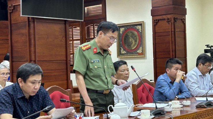 Đại tá Nguyễn Văn Quy cung cấp thông tin cho các cơ quan báo chí. Ảnh: VŨ LONG