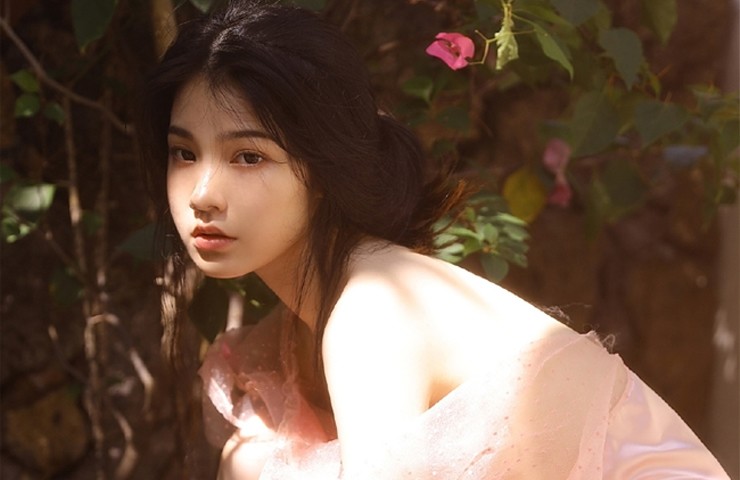 Người mẫu hòa mình vào không gian, kết hợp trang phục buông lơi, tạo nên hình ảnh gợi cảm không gắng gượng.&nbsp;
