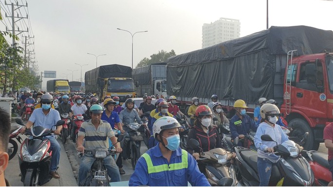 Sáng nay, vào giờ cao điểm lượng xe qua khu vực này bị ùn tắc do hai phương tiện nằm chắn giữa ngã tư.