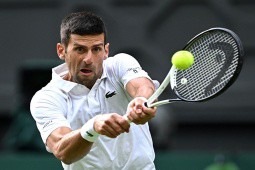 Trực tiếp tennis Djokovic - Hurkacz: Kịch bản 2 set như một, trận đấu tạm dừng (Wimbledon)