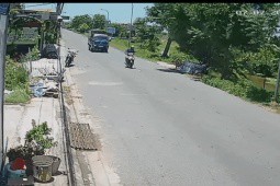 Clip: Đang đi dừng lại, lái xe máy bị xe tải tông ngã lăn ra đường