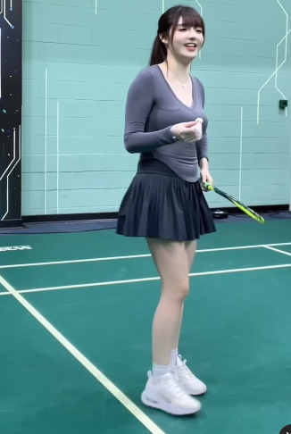 Amy Xianger diện áo thun phối cùng chân váy tennis tối màu.