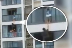 Người đàn ông bất chấp nguy hiểm cứu đứa trẻ treo lơ lửng ở ban công tầng 14