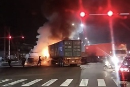 Tin tức trong ngày - CLIP: 2 xe container cháy dữ dội giữa ngã tư ở Bình Dương