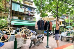 Tin tức trong ngày - Cảnh lấn chiếm lộn xộn và nhếch nhác tại sân chơi khu tập thể Bắc Thành Công