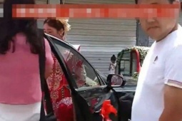 Bạn trẻ - Cuộc sống - Người phụ nữ đem con tới đám cưới chồng cũ đòi tiền cấp dưỡng, sững sờ thái độ của cô dâu chú rể