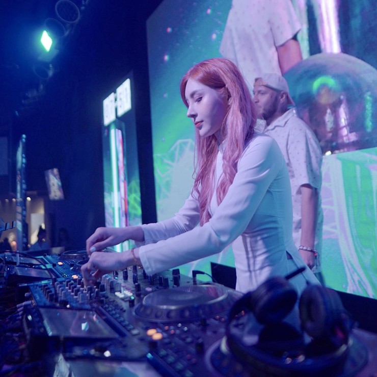 Loạt ảnh/clip nữ DJ mặc áo dài chơi nhạc tại&nbsp;Singapore được chia sẻ trên mạng xã hội.