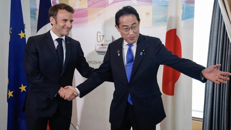 Tổng thống Pháp Emmanuel Macron gặp Thủ tướng Nhật Bản Kishida Fumio hồi tháng 5/2023.