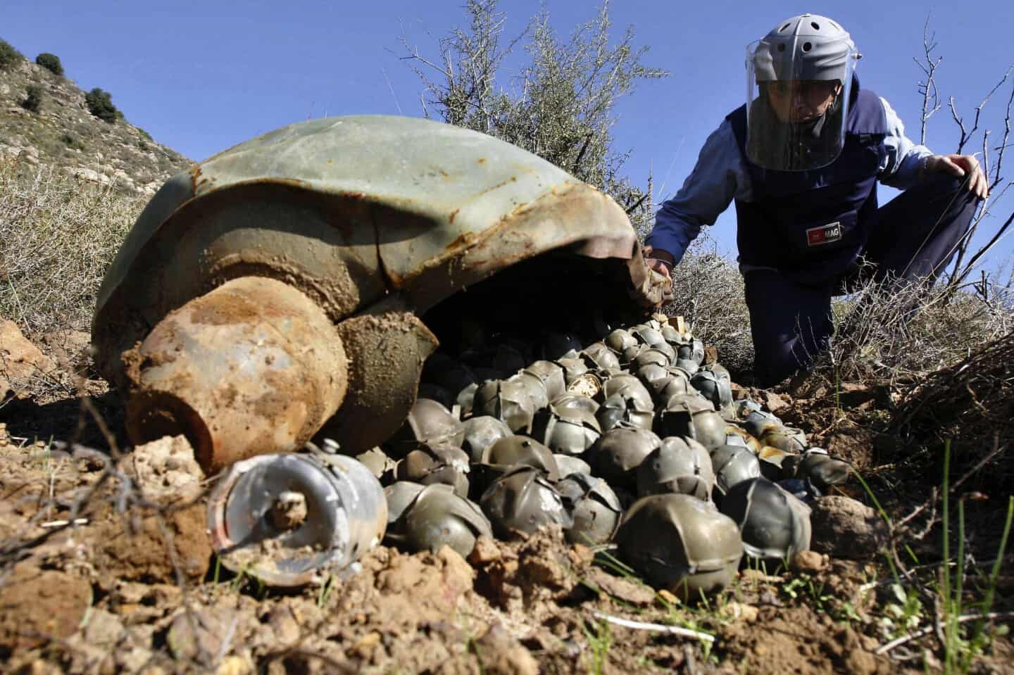 

Đạn con trong đạn chùm có thể nằm sâu dưới đất qua hàng thập kỷ (ảnh: CNN)