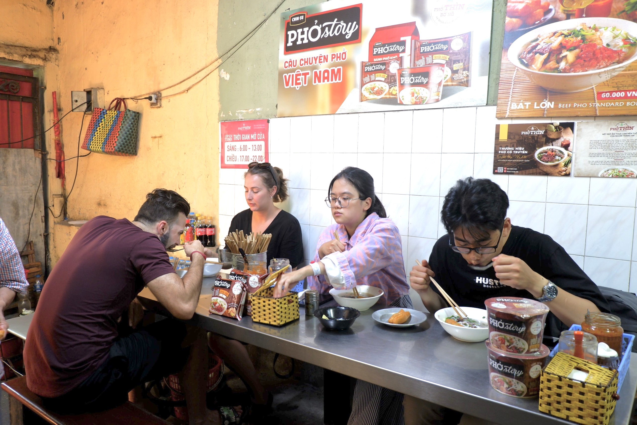 Khép mình trong con ngõ 61 Đinh Tiên Hoàng suốt 70 năm, Phở Thìn Bờ Hồ là điểm đến yêu thích của nhiều thực khách yêu phở