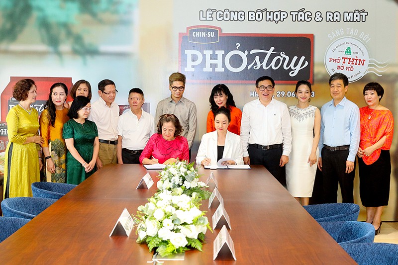 Chin-su trong lễ ký kết đồng hành cùng Phở Thìn Bờ Hồ mang phở gia truyền đi muôn nơi diễn ra cuối tháng 6 tại Hà Nội