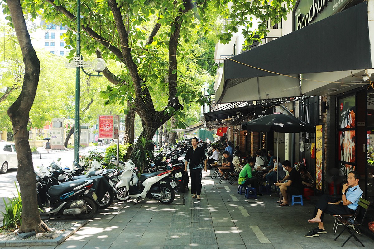 Nơi đây có nhiều nhà hàng ăn uống, quán cà phê rất nổi tiếng.
