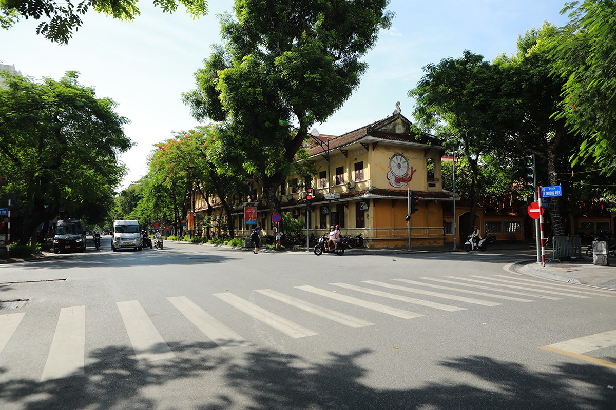 Gần ngã tư Lý Thường Kiệt - Quán Sứ có ngôi chùa Quán Sứ nổi tiếng, đồng thời nơi đây cũng là trụ sở của Trung ương Giáo hội Phật giáo Việt Nam.