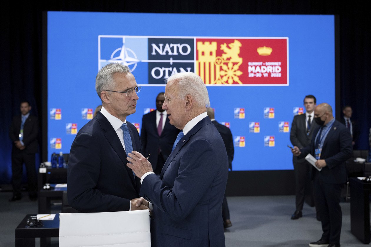 Tổng thống Mỹ Joe Biden gặp Tổng thư ký NATO Jens Stoltenberg tại một hội nghị của liên minh năm 2022.