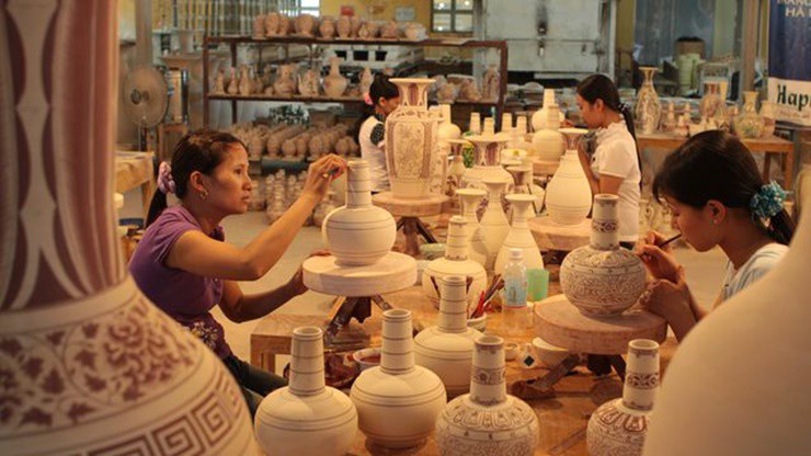 Bên cạnh đó, các làng nghề truyền thống lâu đời như gốm sứ Bát Tràng, Kim Lan, dát vàng Kiêu Kỵ, thuốc bắc, mứt sen Ninh Hiệp đều đưa về nguồn thu lớn cho huyện.&nbsp;
