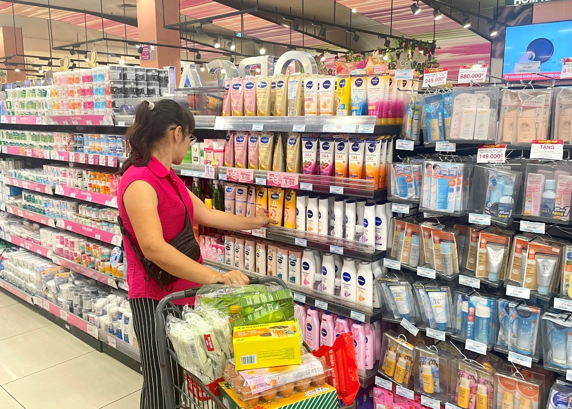 Nhiều sản phẩm hóa mỹ phẩm cũng được khách hàng quan tâm lựa chọn trong mùa hè