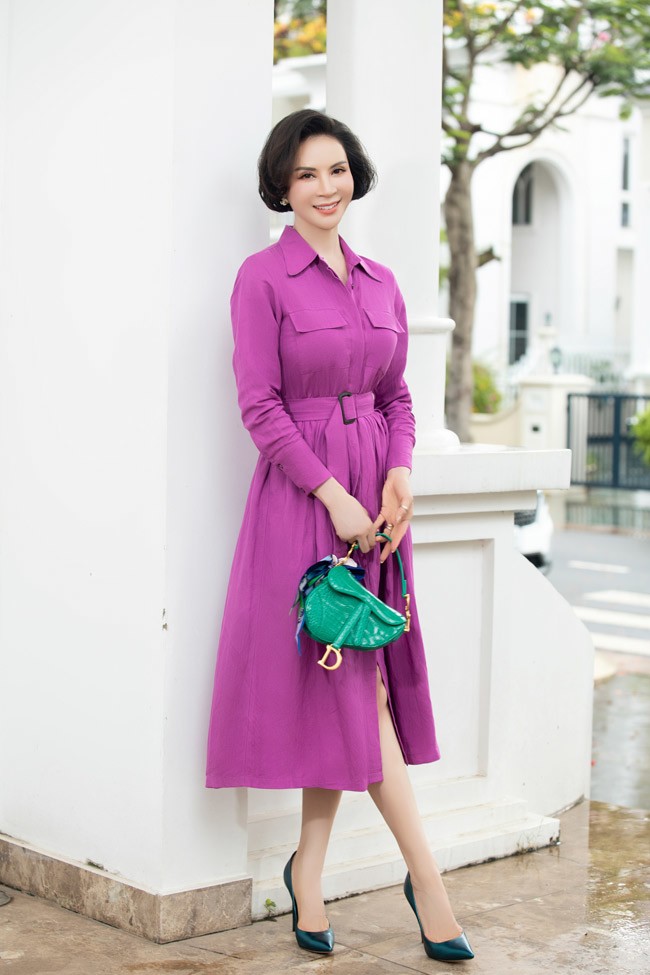 “biểu tượng nhan sắc một thời” tự tin trải nghiệm nhiều style ăn mặc. Có lúc, cô trẻ trung, thanh lịch với những thiết kế tối giản, mang tính kinh điển như áo sơ mi, chân váy chữ A. Cũng có lúc, người đẹp biến hóa thành quý cô quyền lực, mạnh mẽ trong những bộ suit cắt đo vừa vặn. 