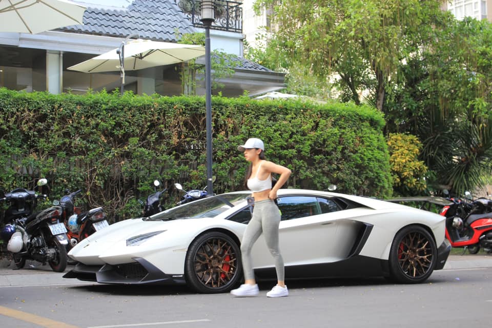 Năm 2021, Jessie Lương từng gây chú ý với khi tham gia VietRally 2021 với chiếc siêu xe Lamborghini Aventador có giá khoảng 20 tỷ. Chưa dừng lại, người đẹp còn gây sốt khi lái xe tiền tỷ của mình đi ăn cơm tấm.