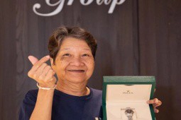 Nhân viên vệ sinh được công ty thưởng đồng hồ Rolex vì trung thành