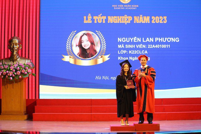 Lan Phương nhận bằng tốt nghiệp.
