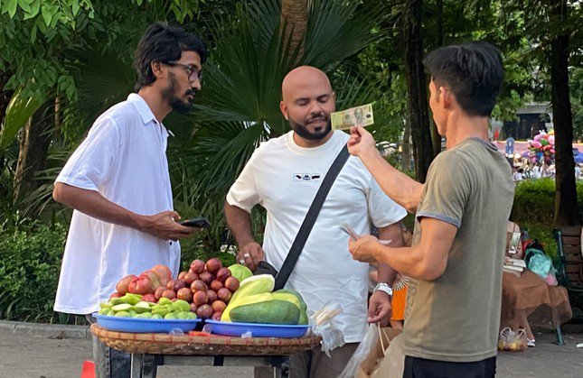 Du khách ngán ngẩm vì mua hàng trên phố đi bộ hồ Hoàn Kiếm.