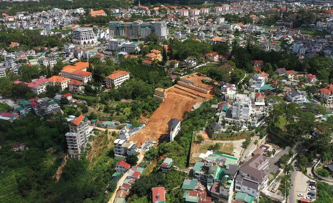 Theo UBND TP Đà Lạt, vụ sạt lở xảy ra vào 2 giờ ngày 29-6 tại công trình taluy ở hẻm 15/2, thuộc 4 thửa đất tổng diện tích 2.153 m2 với 4 giấy phép xây dựng được cấp năm 2021.