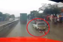 Clip: Xe container tông ô tô xoay ngang, ủi trượt hàng trăm mét