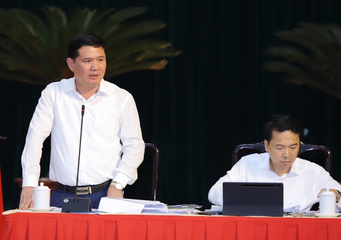 Ông Lê Sỹ Nghiêm (đứng), Giám đốc Sở TN-MT tỉnh Thanh Hóa đăng đàn trả lời chất vấn