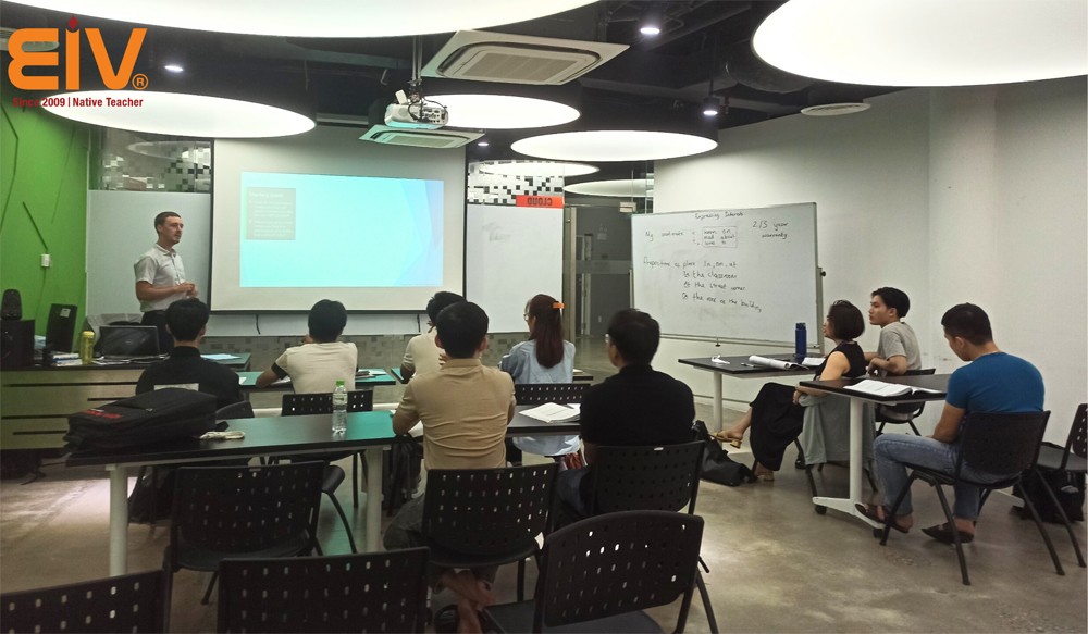 Nhân viên học tiếng Anh với giáo trình thiết kế riêng của EIV Education