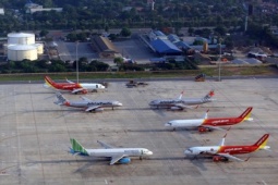 Tin tức trong ngày - Nhiều chuyến bay hạ cánh xuống Tân Sơn Nhất và Nội Bài phải bay chờ nửa tiếng