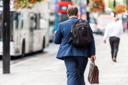 Đàn ông - Ba lô so với cặp: Phong cách nào tốt hơn cho công việc?